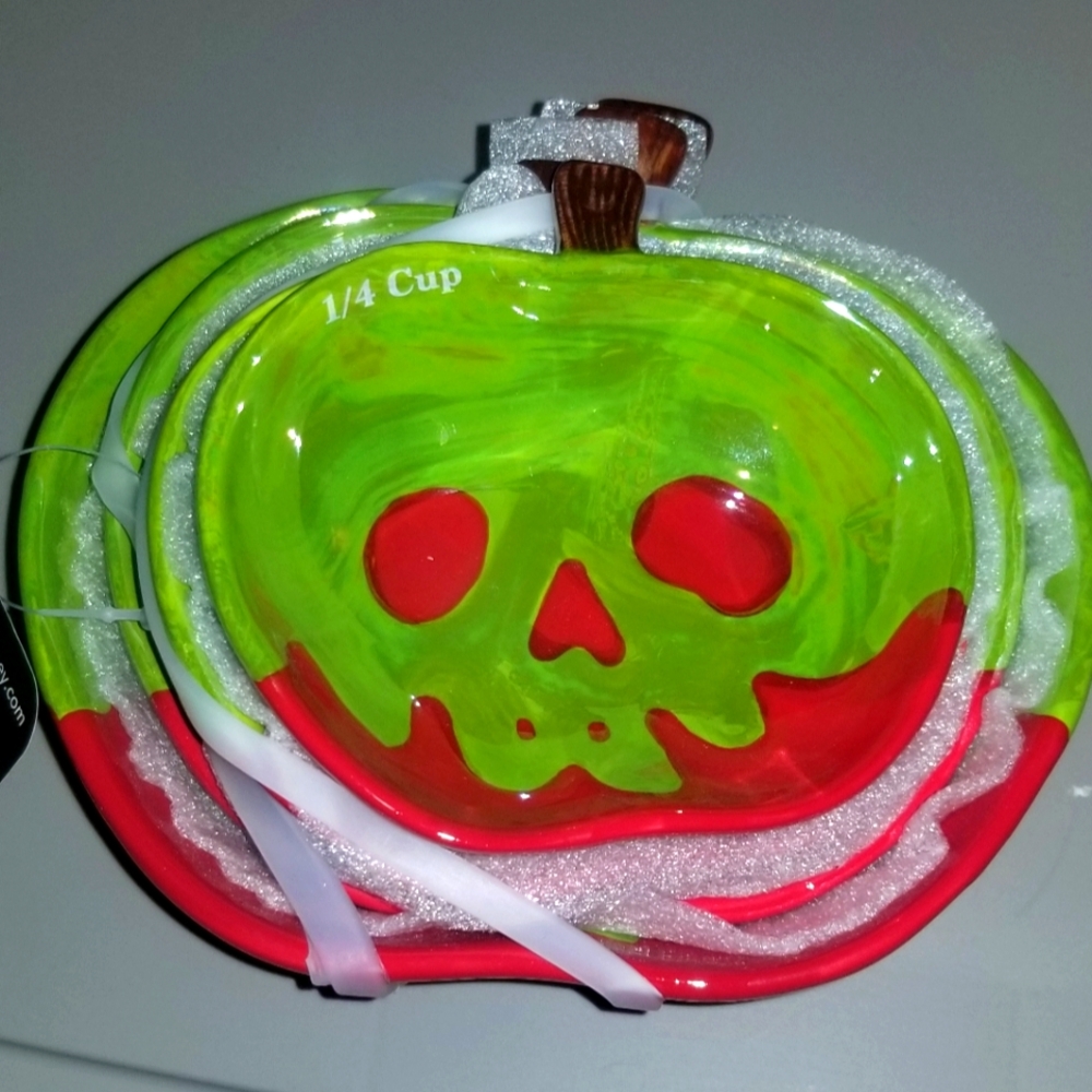 Disney Villains Snow White Poison Apple Measuring cups NWT